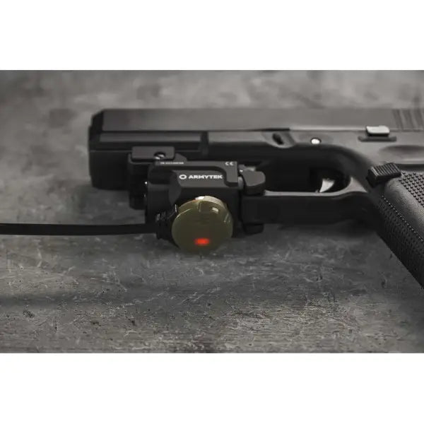 Lanterna tactica Armytek Buckler M1 700 lumeni montata pe pistol