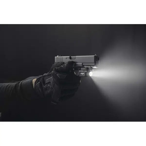 Armytek Buckler M1 montata pe pistol cu sina Picatinny