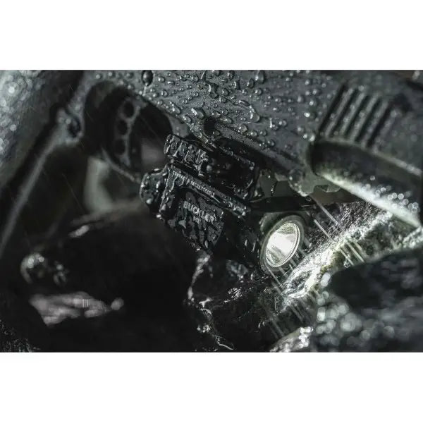 Armytek Buckler M1 lanterna pentru pistol in utilizare