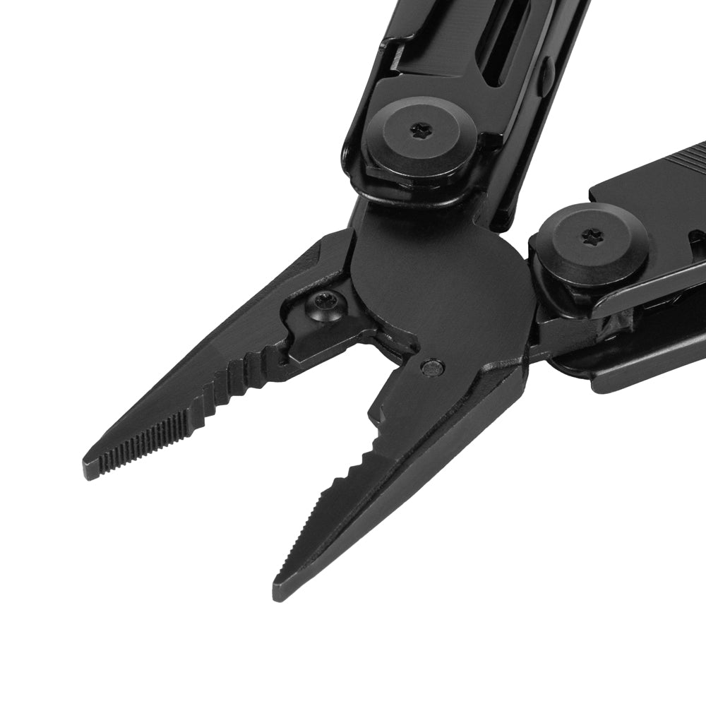 Multitool negru M-Tac Type 9 in utilizare